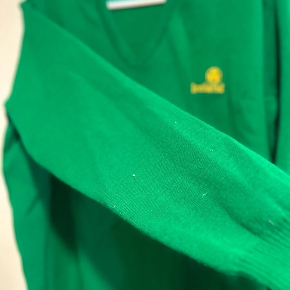 VTG Men’s Sz: 46 S Emerald Isle Bright Green Embroidered Vneck Pullover Sweater.